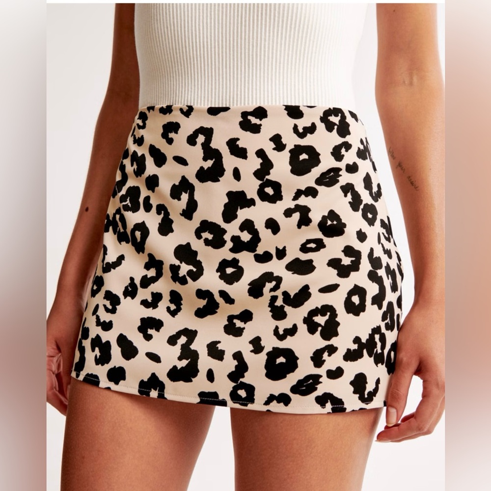 Abercrombie & Fitch mid rise satin mini skort. Sz: Small